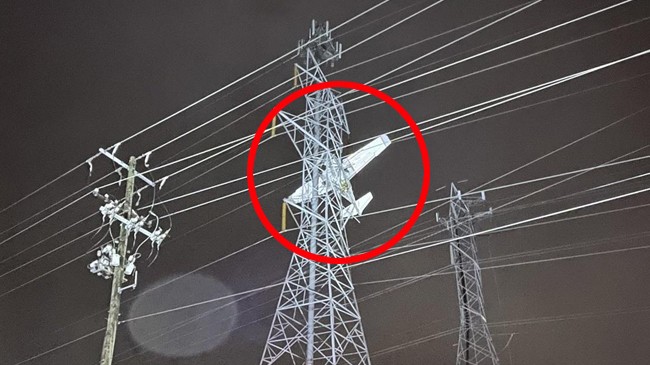 plane crashes into power lines