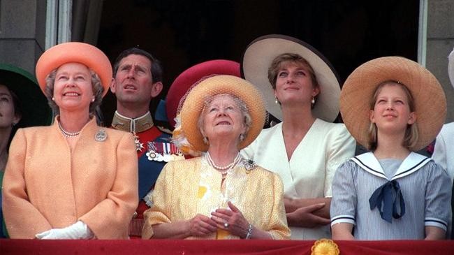 platinum jubilee seven decades of balcony moments celebrating the queen s 70 year reign