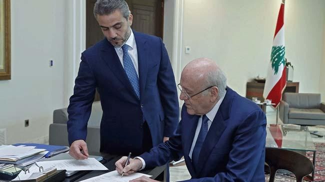 pm designate najib mikati signing a decree