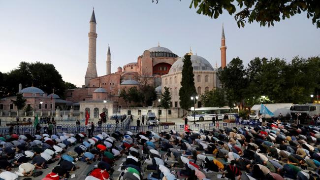 prayer in front of hagia sofia