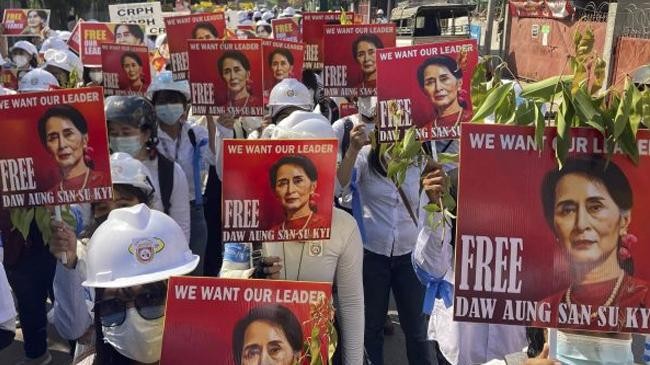 protest for suu kyi