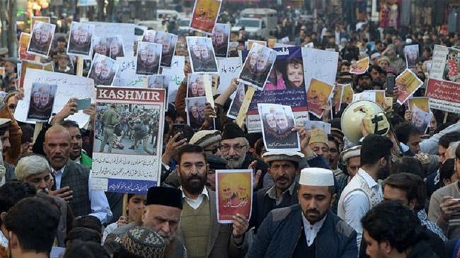 protests in pakistan demanding withdrawal of us troops from the middle east