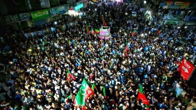 pti supporters show their support for imran khan
