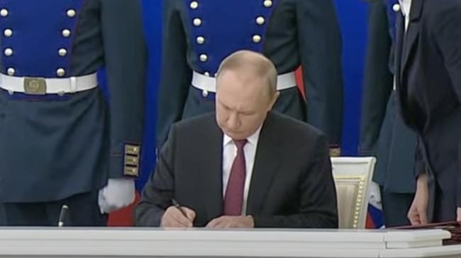 putin sign ukraine 4 annex