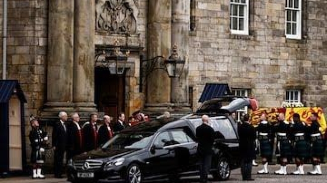 queens coffin has arrived in edinburgh
