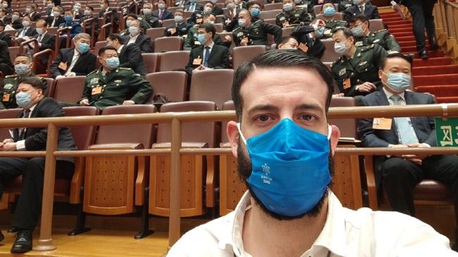reporter jaime santirso selfie china legislative assembly