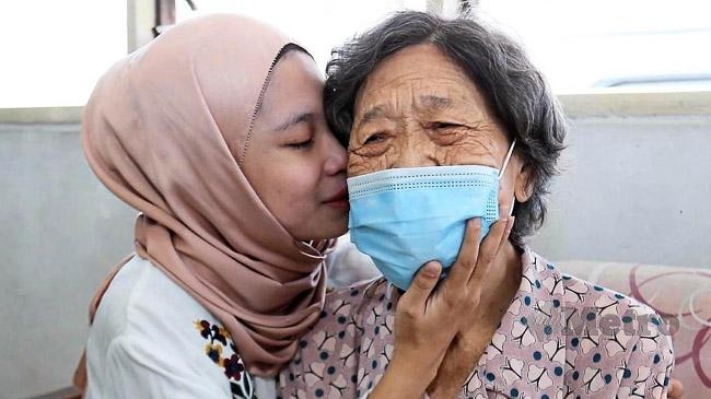 rohana kissing her foster mother chee