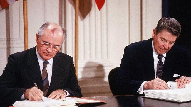 ronald reagan and mikhail gorbachev