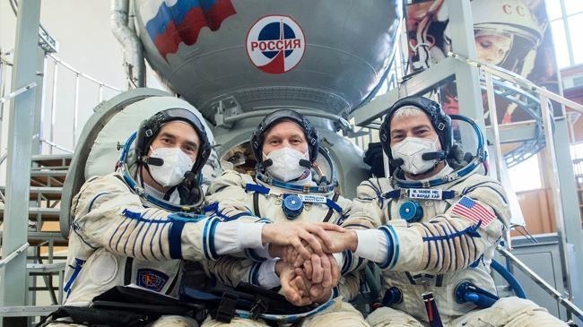 russian cosmonaut anton shkaplerov nasa astronaut mark vande hei and russian cosmonaut pyotr dubrov 1