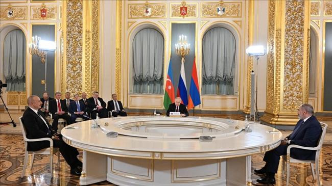 russian president vladimir putin azerbaijani president ilham aliyev and armenian prime minister nikol pashinyan