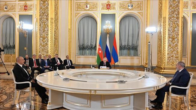 russian president vladimir putin azerbaijani president ilham aliyev and armenian prime minister nikol pashinyan