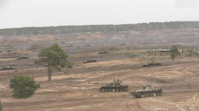 russian tank fleet advancing on border