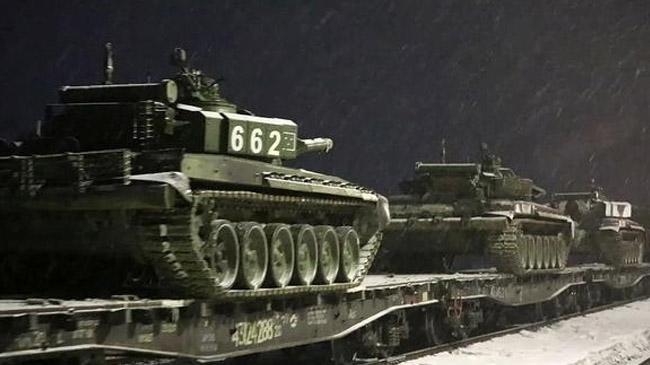 russian tank fleet advancing on border