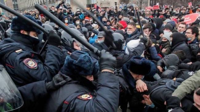 russians protest against arrest of opposition leader