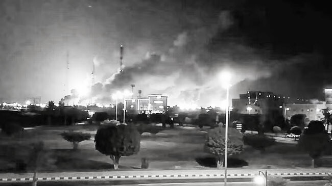 সৌদি আরবে উৎপাদন ব্যাহত হওয়ার খবরে বাড়লো তেলের দাম