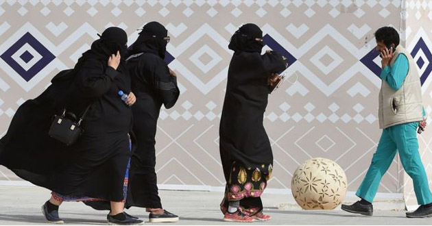 saudi women abaya