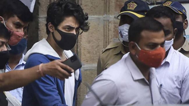shahrukh and son arian khan arrested
