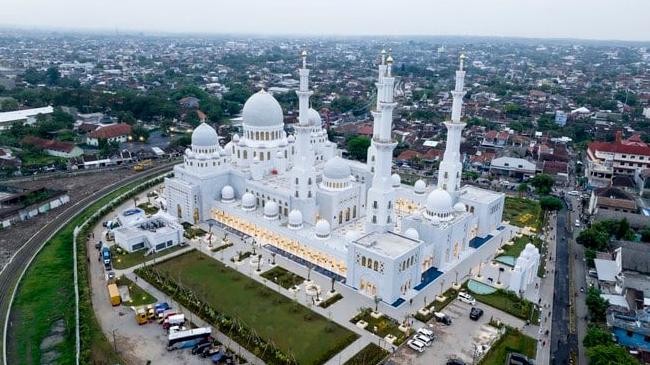 sheikh zayed grand mosque in indonesia