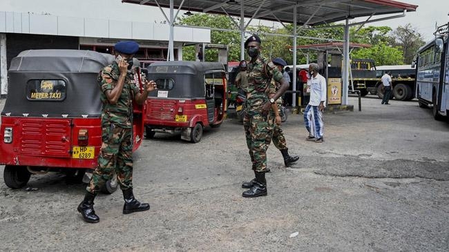 soldiers guard fuel station colombo