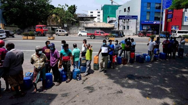 sri lankans queue fuel station colombo