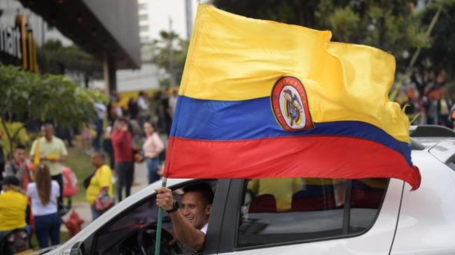 supporters of colombian left wing presidential candidate gustavo petro