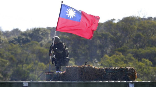 taiwan flag hold soldier
