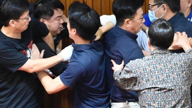 taiwan parlament clash