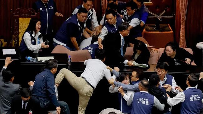 taiwan parliament fight