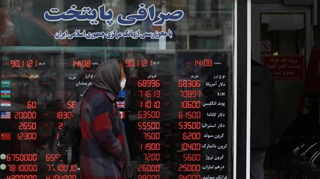 the exchange rate fell even further to 1043000 rials to the dollar