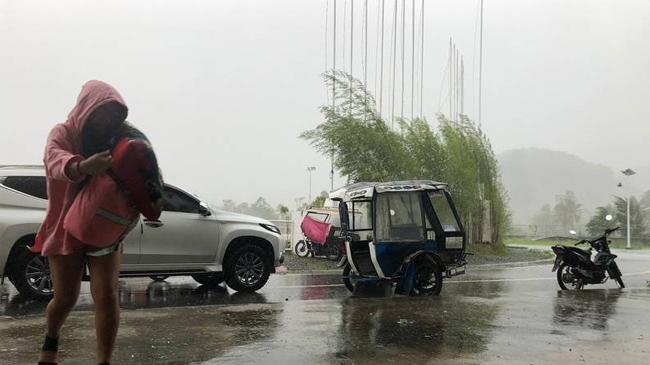 thousands flee homes as typhoon rai lashes philippines