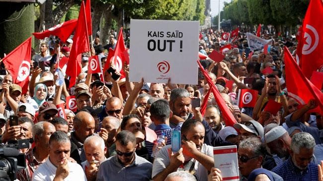 thousands of tunisian prote