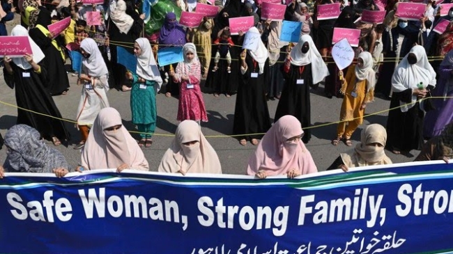 thousands of women rally in pakistan despite legal hurdles