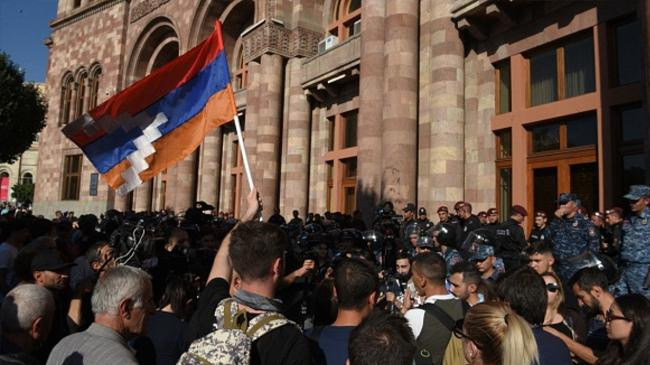 thousands protest armenia govt over karabakh crisis