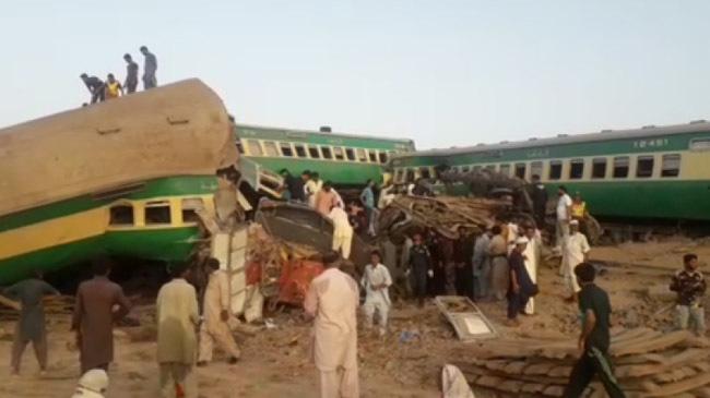 train accident in pakistan