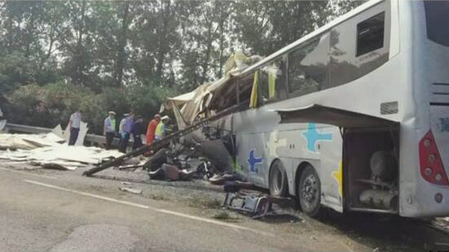 truck bus collision in china