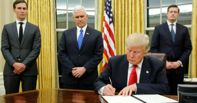 trump signaturing on obamacare cancelation paper