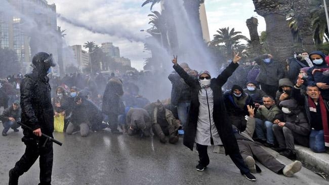tunisia police use water cannon protesters