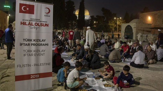 turkish relief agency distributes iftar meals in gaza