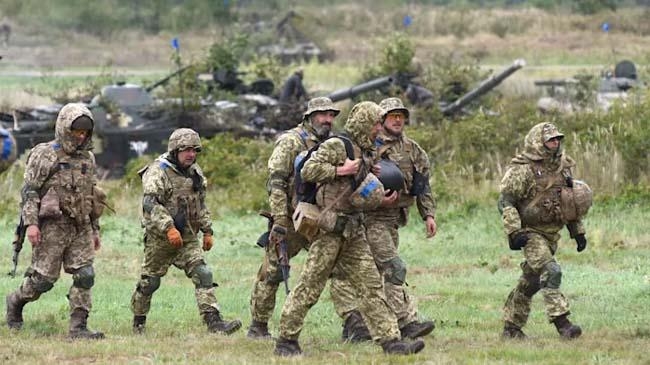 ukrainian servicemen take part in military exercises