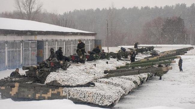 ukrainian soldiers examine their tanks