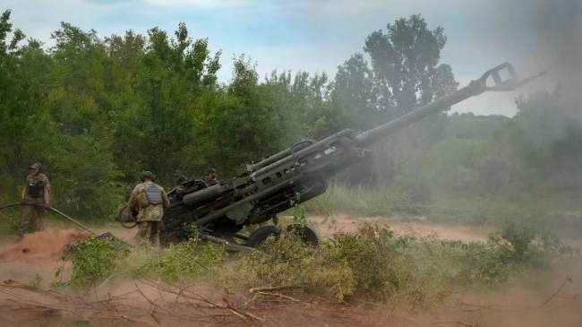 ukrainian soldiers fire at russian positions