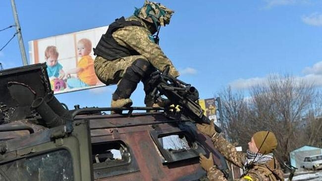 ukrainian soldiers grenade launcher destroyed russian vehicle