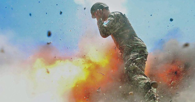 usa women army clicked a picture just before an explosion