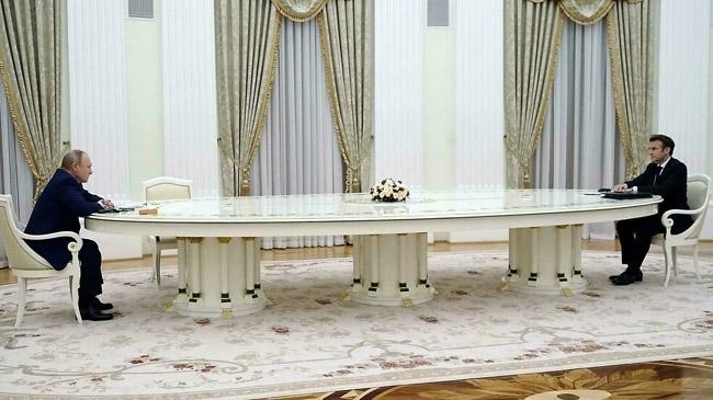 vladimir putin emmanuel macron meeting table