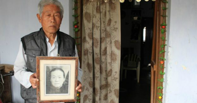 wang holding a picture of his mother