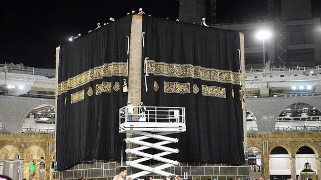 wearing the kiswah