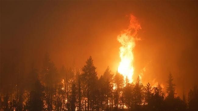 wildfires in western us explode in size amid windy conditions