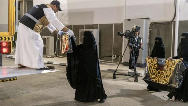 women take part in changing of kiswa