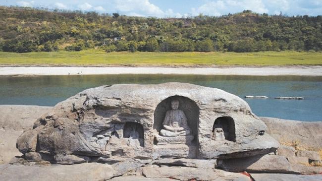 yangtze river waters reveal buddhist statues