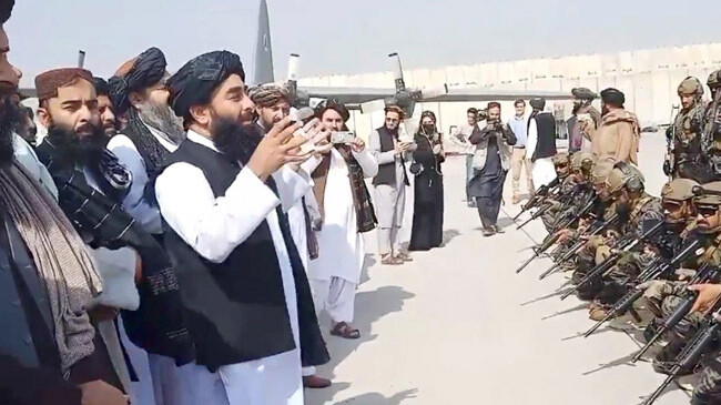 zabihullah mujahid in kabul airport
